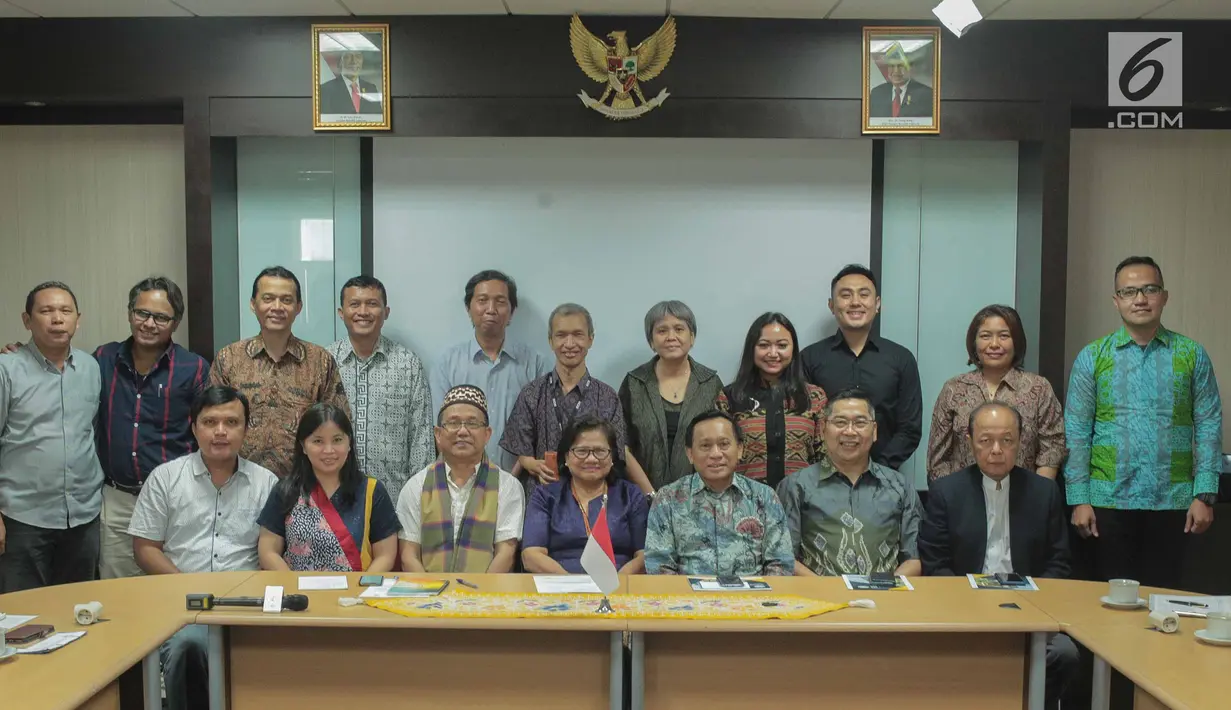 Direktur SCM sekaligus Presiden Direktur Indosiar, Imam Sudjarwo (depan ketiga kanan) bersama jajaran SCM/Emtek Group foto bersama saat silatuhrami dengan Persekutuan Gereja-gereja Indonesia (PGI), Jakarta, Rabu (31/7/2019). (Liputan6.com/Faizal Fanani)