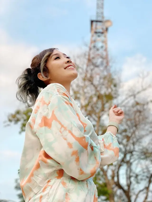 Potret Gaya Oza Kioza Pakai Baju Tie Dye, Stylish Banget. (Sumber: Instagram/ozakiozaduoserigala)