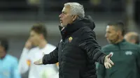 Jose Mourinho. Setelah didepak Tottenham Hotspur akhir musim lalu, pelatih berusia 58 tahun ini dipercaya menukangi AS Roma awal musim 2021/2022 ini. Berkat beberapa pembelian suksesnya, AS Roma menempati posisi ke-4 dengan 15 poin dari hasil 5 kali menang dan 2 kali kalah. (AP/Oleg Kozin)