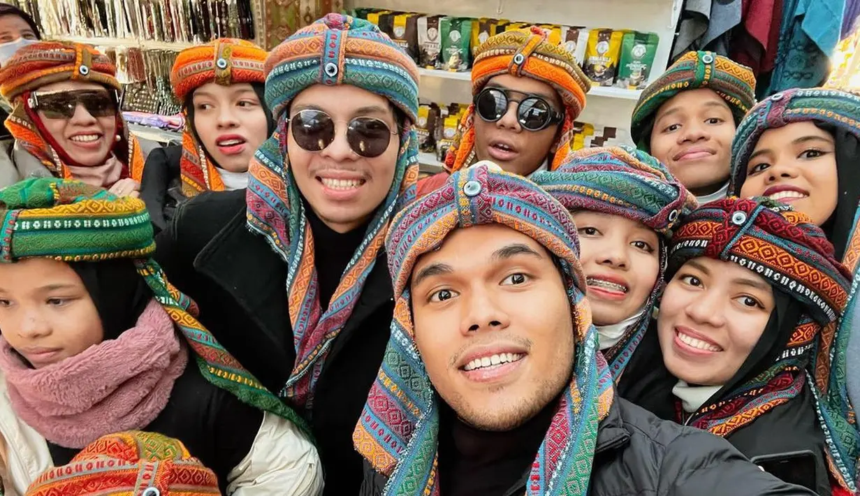 Di sini, Atta berfoto tidak hanya dengan saudara laki-lakinya, namun juga saudara-saudara perempuannya, lengkap terlihat juga sang ibu. Semua berpose mengenakan topi khas yang seragam. Foto: Instagram.