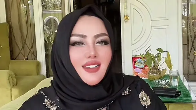 Kades Wiwin yang merupakan Kades Gunung Menyan jadi sorotan dan viral di media sosial karena penampilannya yang dinilai cetar.
