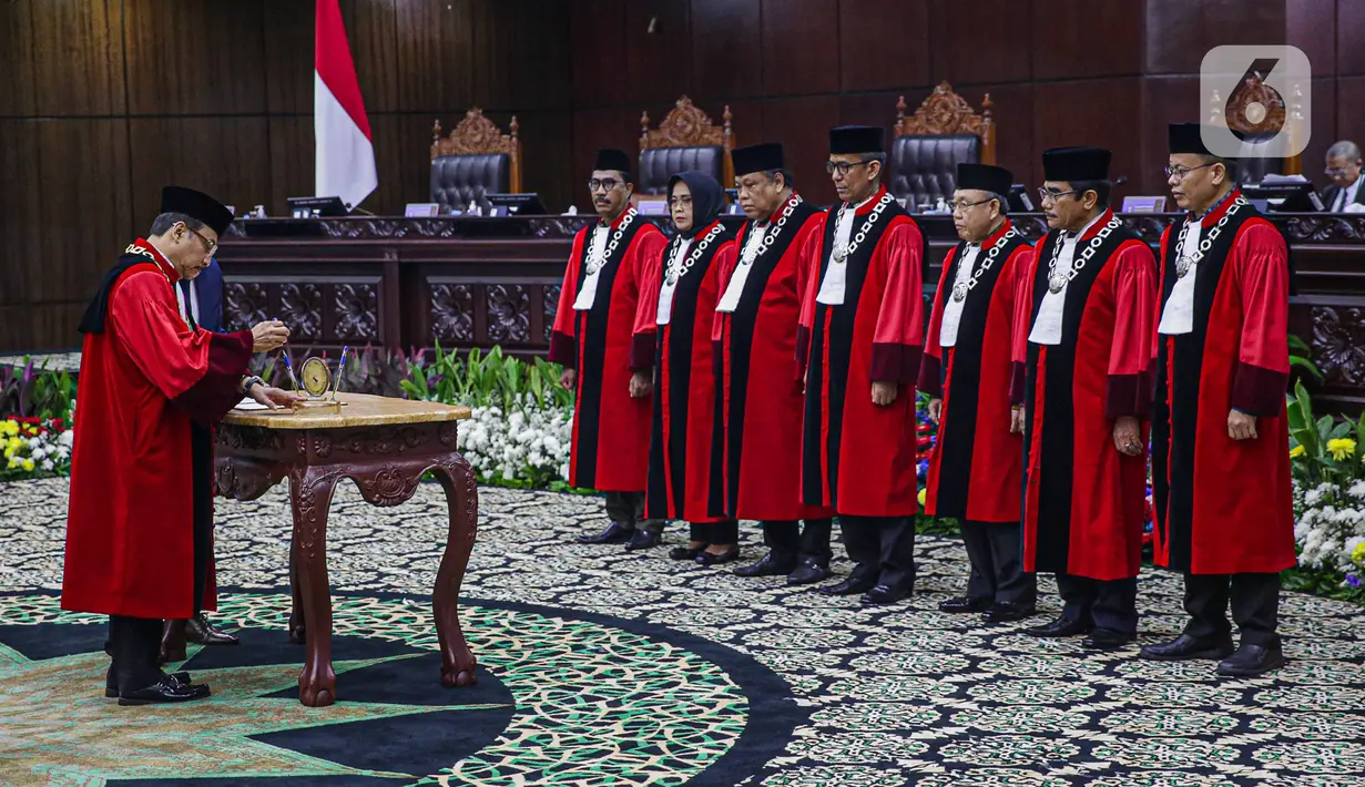 Sidang pleno dengan agenda pengucapan sumpah ketua dengan masa jabatan 2023-2028 itu dipimpin oleh Wakil Ketua MK Saldi Isra. (Liputan6.com/Faizal Fanani)