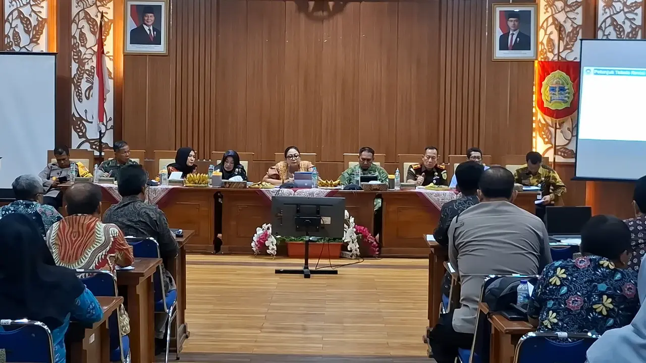 Bupati Gunungkidul, Endah Subekti Kuntariningsih, memimpin rapat koordinasi darurat pascakejadian keracunan massal siswa di Saptosari.