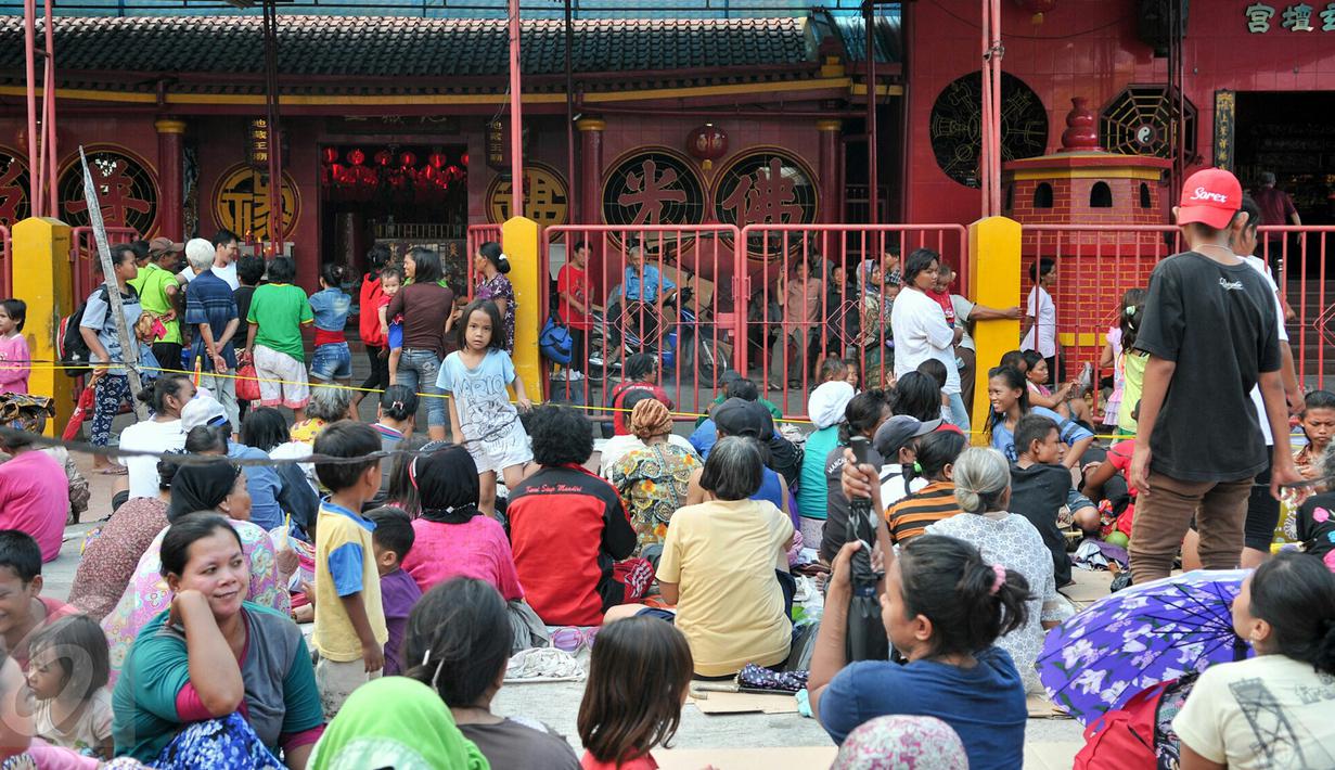Jelang Imlek, ratusan pengemis penuhi pelataran Vihara Dharma Bhakti, Jakarta, Minggu (7/2/2016). Mereka berdatangan untuk berebut angpao yang dibagikan umat Tionghoa yang akan merayakan tahun baru Imlek. (Liputan6.com/Yoppy Renato)