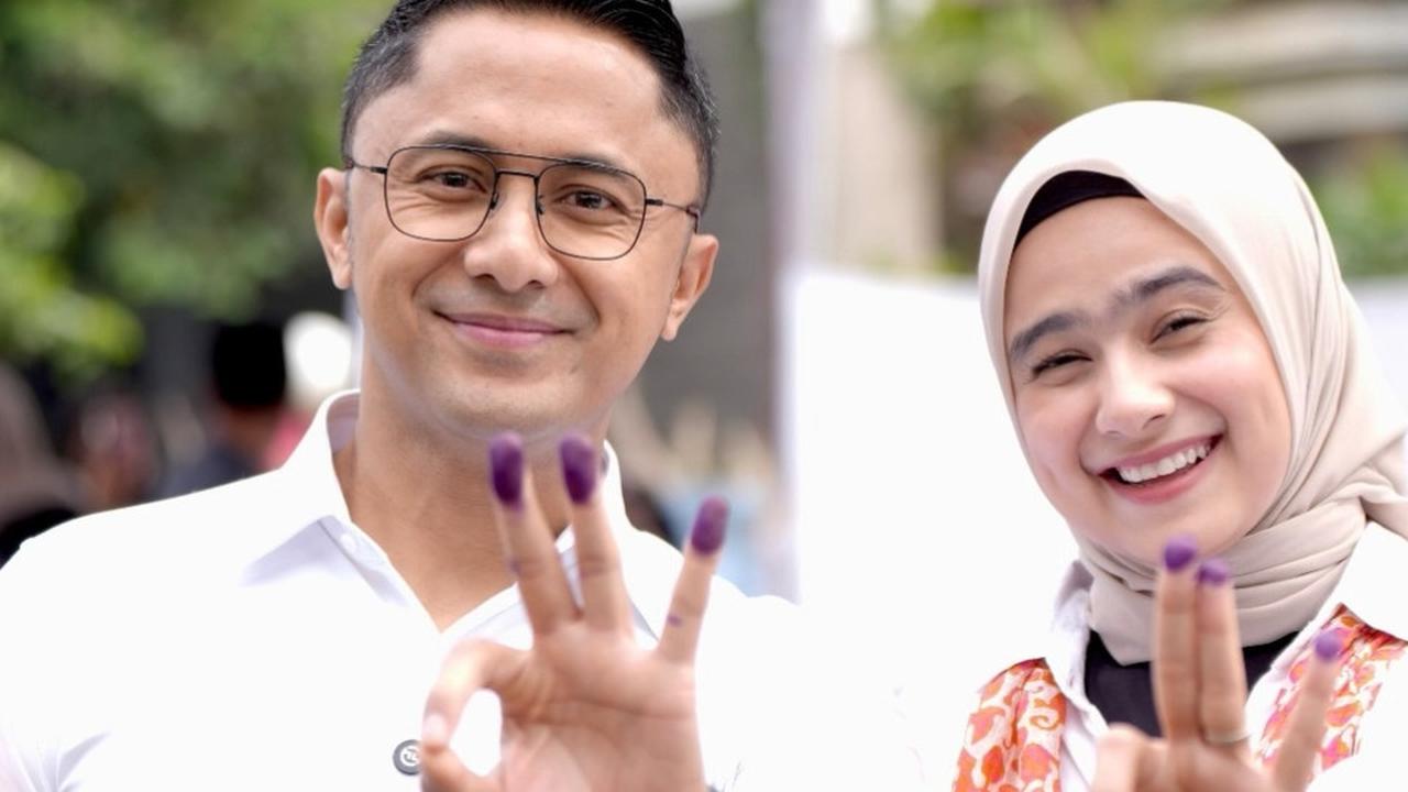 Kompak Putih-Putih, Hengky Kurniawan dan Istri Pamer Tiga Jari Bertinta