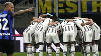 Para pemain Juventus melakukan 'tos' sebelum bertanding menghadapi Inter Milan pada leg kedua semifinal Coppa Italia di Stadion Giuseppe Meazza, Kamis (27/4//2023) dini hari WIB.&nbsp;(AP Photo/Luca Bruno)
