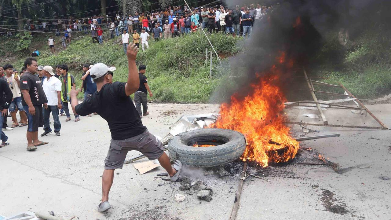 FOTO: Massa Bakar Ban, Tolak Penutupan Tambang Galian C di Bogor