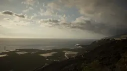 Lava dari gunung berapi Cumbre Vieja mengalir ke Samudra Atlantik terlihat dari Puerto de Naos, di Pulau Canary La Palma (4/10/2021). Lapisan magma besar terus terbentuk di lautan Atlantik. (AFP/Jorge Guerrero)