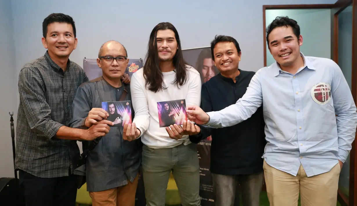 Dari sembilan lagu yang ia ciptakan untuk album terbarunya ini, Virzha mengaku seluruhnya merupakan bagian dari pengalaman pribadi. (Adrian Putra/Bintang.com)