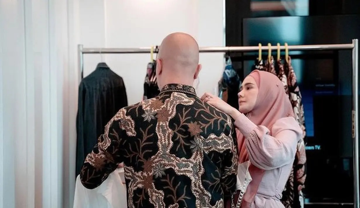 Mulan Jameela juga selama ini berperan sebagai istri yang sangat baik untuk Ahmad Dhani. Seperti menyediakan segala kebutuhan di tengah kesibukannya. (instagram/mulanjameela1)