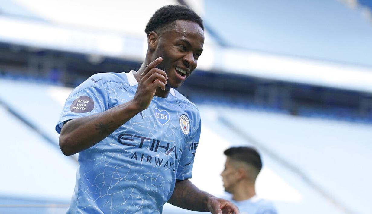 Pemain Manchester City, Raheem Sterling, melakukan selebrasi usai mencetak gol ke gawang Norwich City pada laga Premier League di Stadion Etihad, Minggu (26/7/2020). Manchester City menang dengan skor 5-0. (AP Photo/Dave Thompson, Pool)