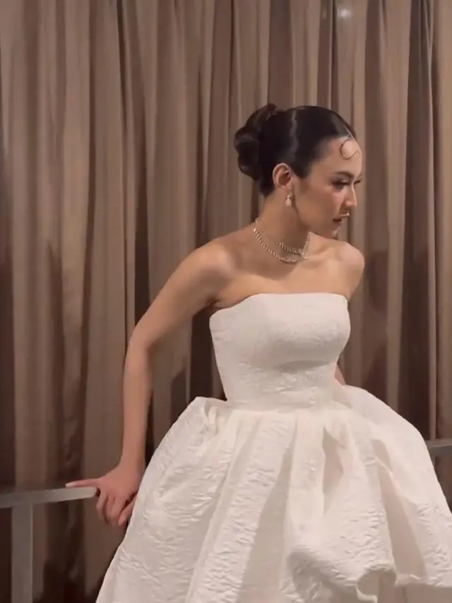 6 Potret Tampilan Mahalini Bergaun Putih bak White Swan saat Tampil di Acara Pernikahan