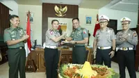 Polda Jatim silaturahmi dan memberikan ucapan selamat HUT ke-74 TNI kepada Pangdam V Brawijaya. (Foto: Liputan6.com/Dian Kurniawan)