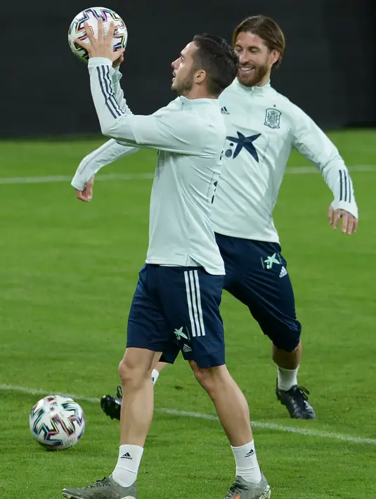 Gelandang Spanyol, Pablo Sarabia (kiri) dan Sergio Ramos saat mengikuti sesi latihan tim di stadion Ramon de Carranza di Cadiz (14/11/2019). Spanyol akan bertanding melawan Malta pada Grup F Kualifikasi Piala Eropa 2020. (AFP Photo/Cristina Quicler)