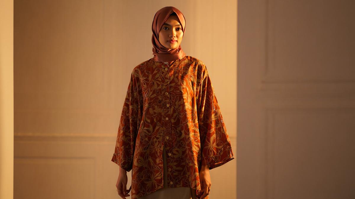 10 Model Blouse Batik Oversize Wanita Kekinian, Nyaman dan Terlihat Anggun