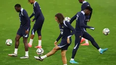 Para pemain Prancis termasuk gelandang Matteo Guendouzi (tengah) mengambil bagian dalam sesi latihan pada 9 Oktober 2024. (FRANCK FIFE/AFP)