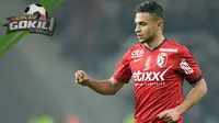 Video replay aksi cerdik Sofiane Boufal melakukan diving yang membuat lawannya dikartu merah.