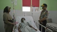 Tosan mendapat perawatan di Rumah Sakit Saiful Anwar Malang (Liputan6.com/Zainul Arifin)