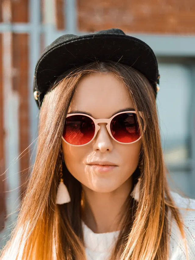 Contoh ilustrasi perempuan menggunakan kacamata hitam