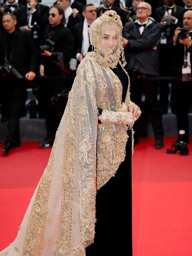 Menilik Detail Outer dan Veil Emas yang Dipakai Syahrini di Hari ke-2 Festival Film Cannes