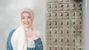 Natasha Rizky tampil elegan dengan padu padan dress warna bold dengan hijab segi empat warna beige cerah. [Foto: IG/natasharizkynew].