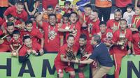 Pemain Persija Jakarta, Ismed Sofyan dan Bambang Pamungkas, mengangkat piala saat selebrasi juara Liga 1 di SUGBK, Jakarta, Minggu (09/12). Persija Jakarta menang 2-1 atas Mitra Kukar. (Bola.com/M Iqbal Ichsan)