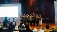 Nandi Julyanto selaku Presiden Direktur PT TMMIN, Bob Azam selaku Wakil Presiden Direktur PT TMMIN dan para Akademisi dari Universitas Indonesia foto bersama membuka acara Seminar Nasional yang digelar pada (30/10/2024). (Liputan6.com/Rendy Yansah)