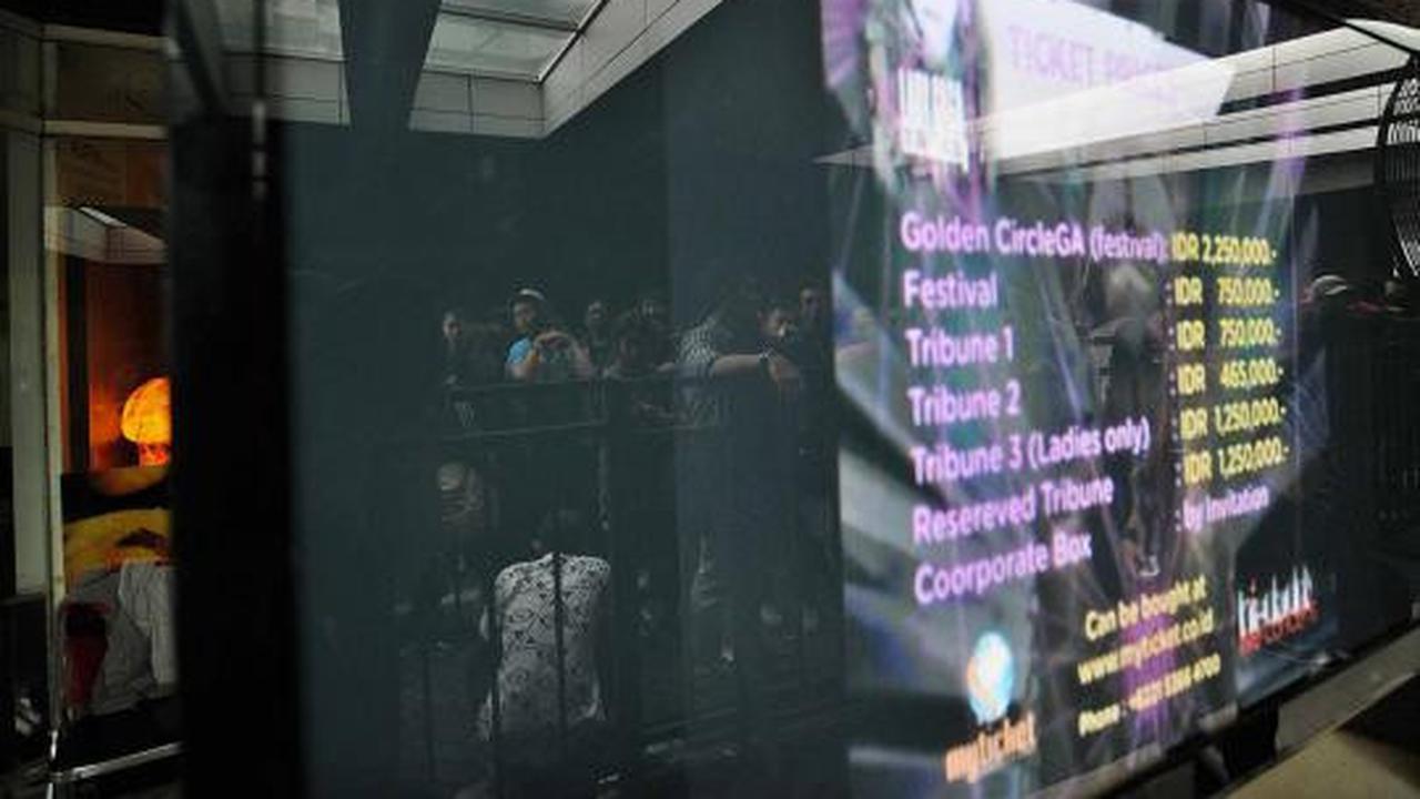 Ratusan penggemar antre beli tiket Lady Gaga