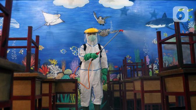 Petugas PMI melakukan penyemprotan disinfektan di SDN 1 Tangerang, Kota Tangerang, Banten, Rabu (3/6/2020). Kemendikbud menggodok aturan kegiatan belajar mengajar selama masa pandemi virus corona COVID-19 menyusul rencana penerapan new normal di sejumlah wilayah. (Liputan6.com/Angga Yuniar)