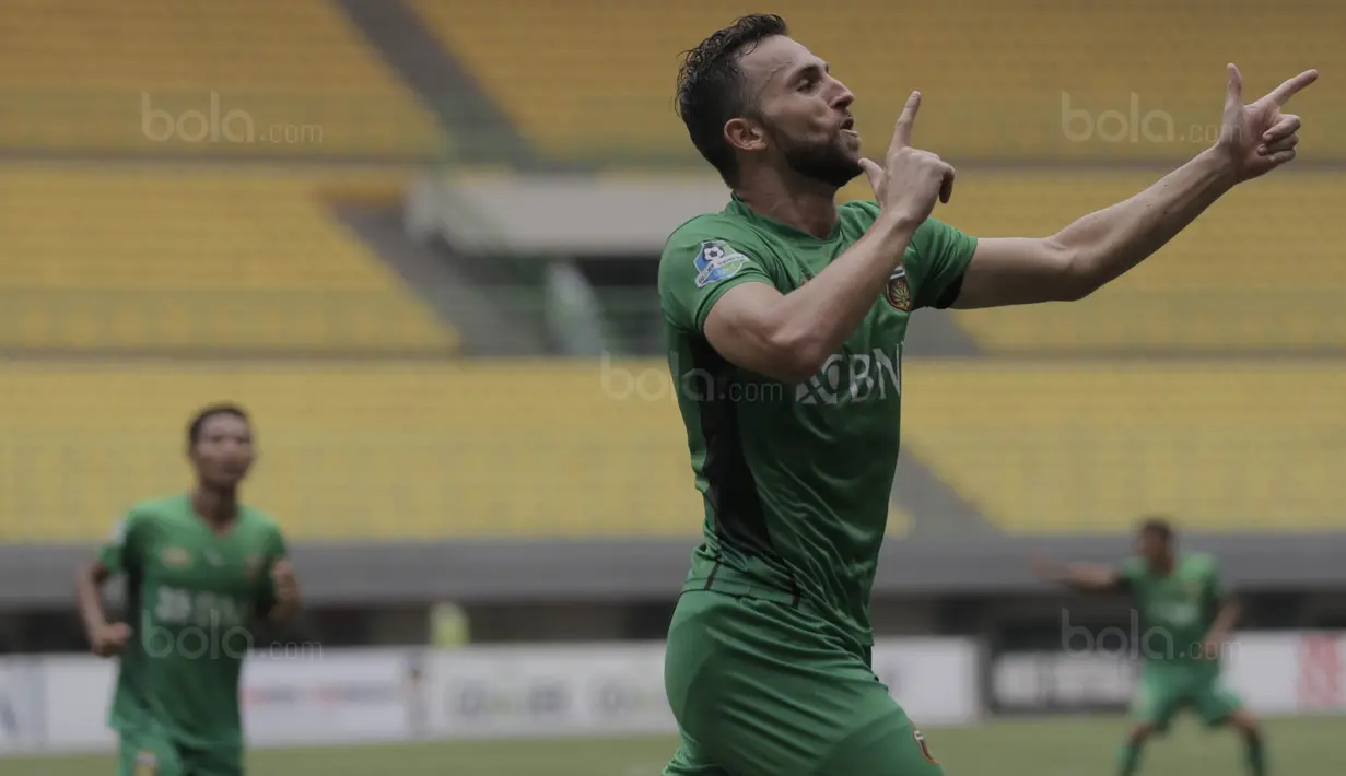 Striker Bhayangkara FC, Ilija Spasojevic, merayakan gol yang dicetaknya ke gawang Borneo FC pada laga Liga 1 Indonesia di Stadion Patriot, Bekasi, Rabu (20/9/2017). Bhayangkara menang 2-1 atas Borneo. (Bola.com/Vitalis Yogi Trisna)