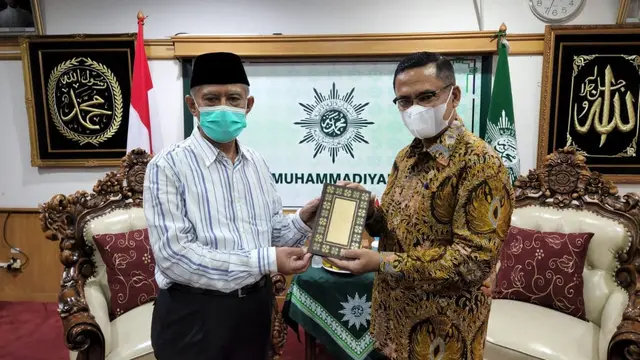 Ketua Umum YMSM, Saleh Husin, menyerahkan simbolis wakaf Alquran sebanyak 3.000 mushaf kepada Ketua Umum PP Muhammadiyah K.H. Haedar Nashir di kantor PP Muhammadiyah Menteng, Jakarta Pusat. (Dok Sinar Mas)