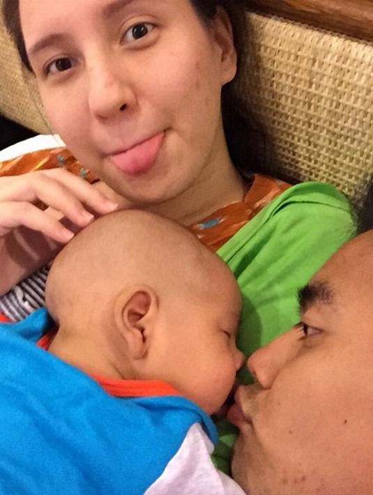 Tontowi Ahmad dan istrinya, Michelle Ahmad berpose bersama anak mereka. Duh papi, sudah gosok gigi belum? (Instagram/ michelle_ahmad)