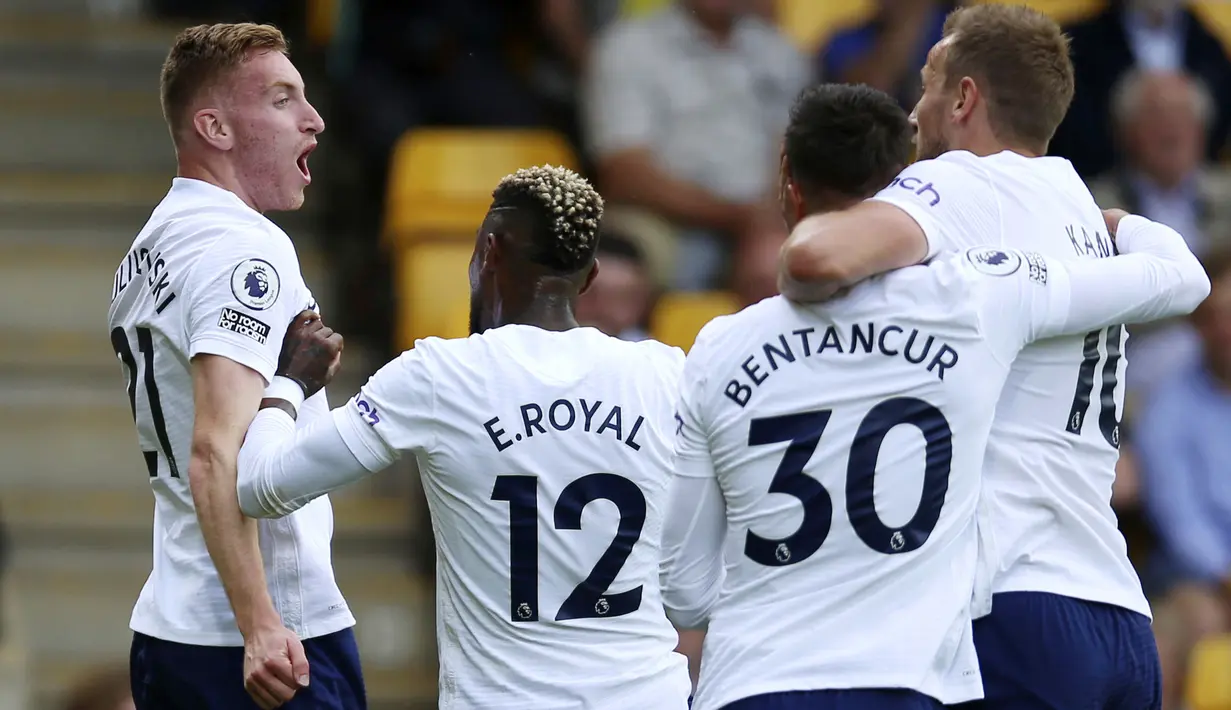 Pemain Tottenham Hotspur Dejan Kulusevski (kiri) merayakan dengan rekan setimnya setelah mencetak gol ke gawang Norwich City pada pertandingan Liga Inggris di Stadion Carrow Road, Norwich, Inggris, 22 Mei 2022. Tottenham Hotspur menang 5-0. (Nigel French/PA via AP)