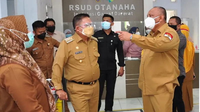 Gubernur Gorontalo Rusli Habibie berbincang dengan Wali Kota Gorontalo saat meninjau kesiapan RS Otanaha beberapa pekan lalu. Foto: Dok. Kominfo (Arfandi Ibrahim/Liputan6.com)