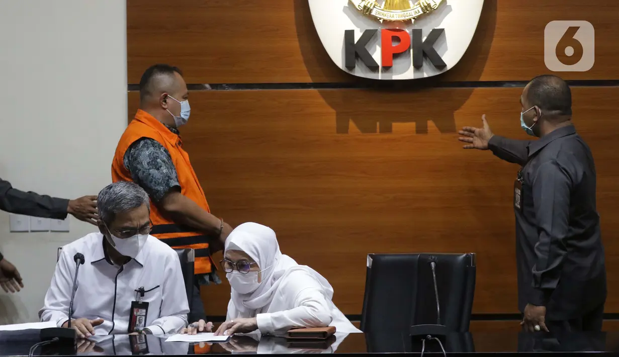 Direktur PT Adonara Propertindo, Tommy Adrian (tengah) bersiap menjalani rilis penahanan di Gedung KPK, Jakarta, Senin (14/6/2021). Tommy Adrian merupakan tersangka dugaan korupsi pengadaan tanah terkait program pembangunan rumah DP Rp 0,- di Munjul Pondok Ranggon. (Liputan6.com/Helmi Fithriansyah)