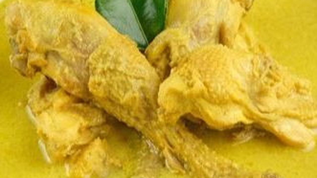 4. Opor Ayam Kuning