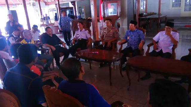 Bupati Banyumas, Achmad Husein ketika menemui paguyuban sopir taksi dan pengemudi ojek Banyumas yang memprotes ojek online. (Foto: Liputan6.com/Muhamad Ridlo)