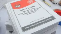 Pekerja melakukan pelipatan surat suara untuk Pemilu 2024 di Gudang Logistik Pemilu 2024 Kota Tangerang Selatan, Serpong, Kota Tangerang Selatan, Banten, Kamis (11/1/2024). (merdeka.com/Arie Basuki)
