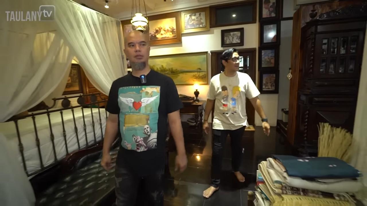 5 Potret Ruang Tengah Rumah Ahmad Dhani, Ada Ranjang Buatan Inggris ala Raja Zaman Dulu - Pajang Foto Leluhur