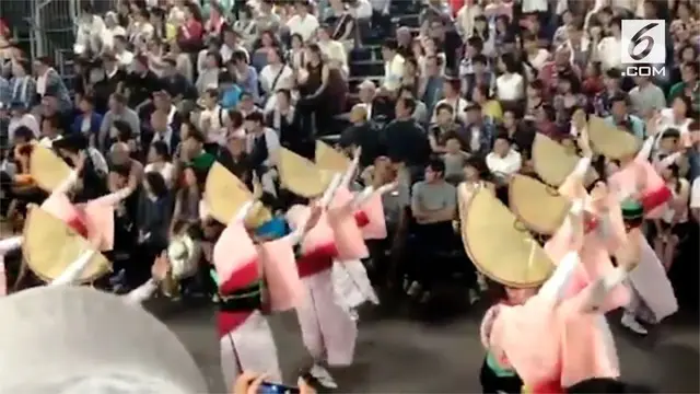 Awa Odori adalah festival tari paling yang diadakan di seluruh Jepang selama musim Obon (tari) pada pertengahan Agustus. Awa adalah nama lama untuk Prefektur (Provinsi) Tokushima sementara Odori berarti menari.