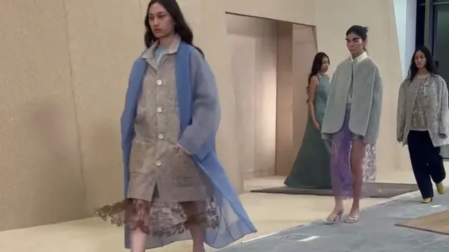 Desainer Sapto Djojokartiko menghelat pegelaran busana untuk koleksi Spring/Summer 2025