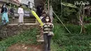 Kiky, suami dan keluarga juga silaturahmi ke tempat saudara. Selain itu juga melihat tanah yang sudah di beli dan akan di bangun rumah. "Kita mau ke bawah mau nengokin tanah yang rencananya mau aku bangun rumah," kata Kiki Saputri. [Youtube/Kiky Saputri Official]