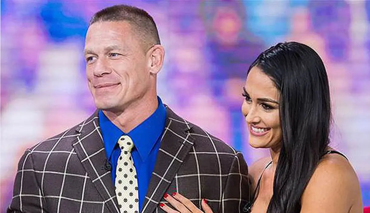 John Cena, baru saja melamar kekasihnya, Nikki Bella. Di ring gulat tempatna bertanding, John mengungkapkan perasaannya dengan menyematkan cincin di jari manis kekasihnya tersebut. (doc.hollywoodlife.com)