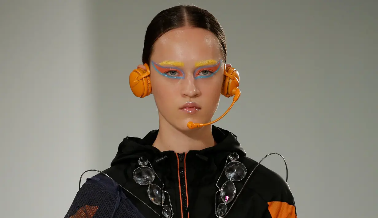 Model membawakan busana rancangan desainer Inggris, John Galliano dari Maison Margiela saat Fashion Week Paris di Perancis, Rabu (28/9). Rancangan John sekilas mirip dengan busana makhluk luar angkasa di film-film Hollywood (REUTERS/Gonzalo Fuentes)
