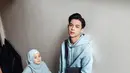 Bisa jadi inspirasi casual outfit, Dinda dan Rey kompak pakai soft blue sweater dan bawahan putih. (Instagram/rey_mbayang).