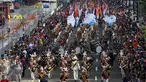 Parade 190 bendera negara anggota Interpol diarak dari Monas menuju Bundaran Hotel Indonesia, Minggu Pagi, (30/10). Parade ini merupakan rangkaian arak-arakan parade Bendera Menjelang Sidang Umum Interpol Ke-85. (Liputan6.com/Johan Tallo)