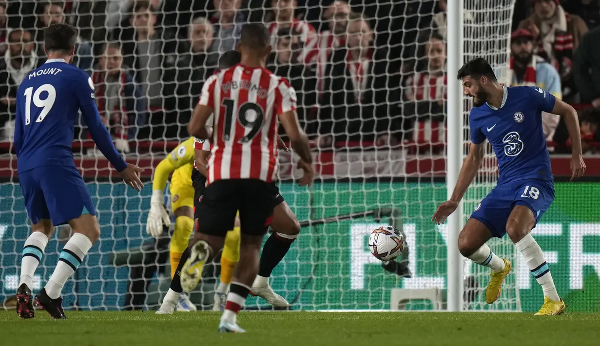 Armando Broja. Striker Albania berusia 21 tahun ini baru saja dipromosikan Chelsea dari tim U-23 pada awal musim 2022/2023 setelah sempat dipinjamkan selama semusim ke Southampton pada 2021/2022 lalu. Meski sempat bermain beberapa kali di bawah pelatih Thomas Tuchel, namun menit bermainnya terasa minim sekali. Ia baru mendapatkan menit bermain yang lebih banyak saat Graham Potter menggantikan Thomas Tuchel sejak 8 September 2022. (AP/Alastair Grant)