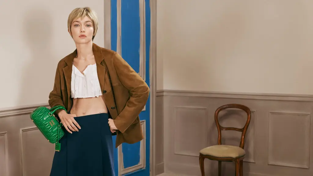 Gigi Hadid kembali mencuri perhatian lewat penampilan terbarunya dalam kampanye tas kulit 2026 milik Miu Miu. [Dok/MIU MIU].