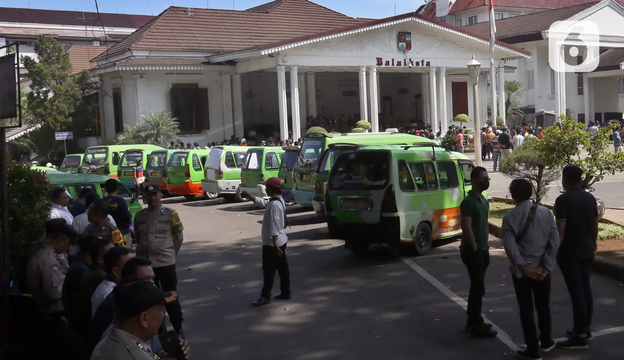 Warga memadati halte-halte atau lokasi lain untuk menunggu angkot yang datang. (merdeka.com/Arie Basuki)