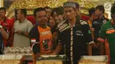 Sejumlah perwakilan sopir truk se-Indonesia menikmati sarapan saat diterima oleh Presiden Jokowi di Istana Negara, Jakarta, Selasa (8/5). Pertemuan diisi dengan dialog santai sekaligus mendengar masukan dari para sopir. (Liputan6.com/Angga Yuniar)